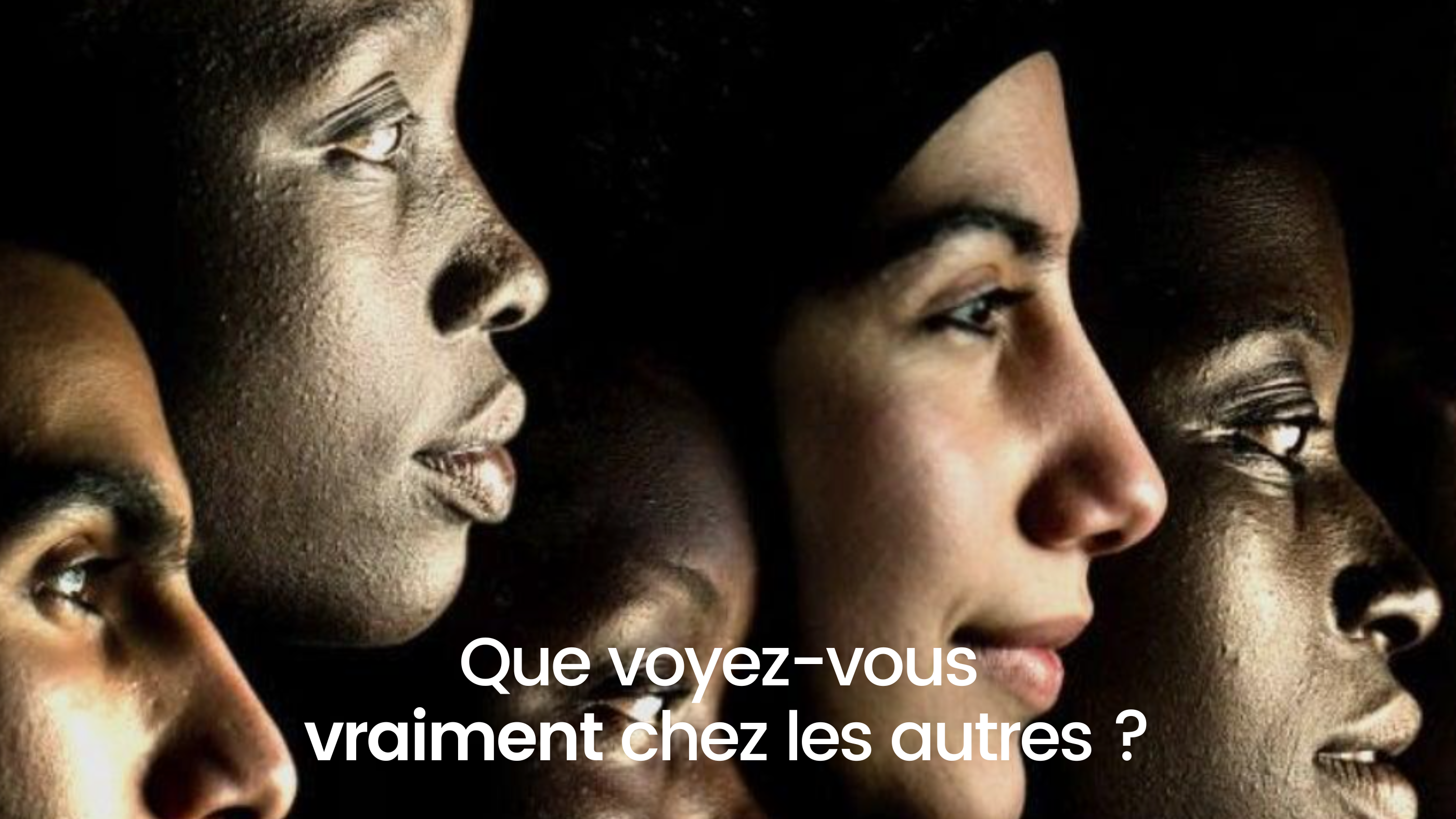 Quatre visages de profil tournés dans la même direction, avec la question « Que voyez-vous vraiment chez les autres ? » : lire une salle avec PCM